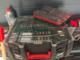 de nombreux outils posés sur une table