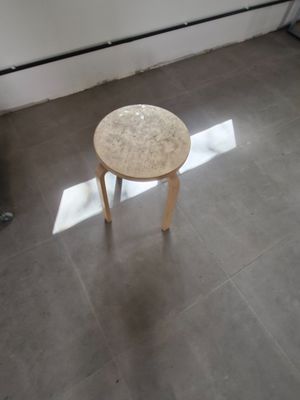 Petit tabouret en bois