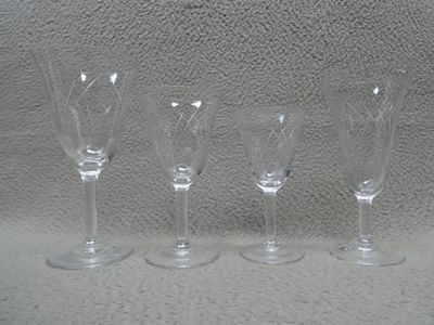 Service de verres "tulipe" - demi cristal gravé de gerbes et…
