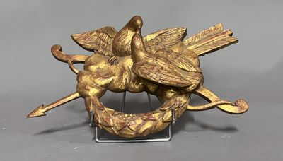 sculpture en laiton représentant deux oiseaux sur une branche, surmontée d'un autre oiseau