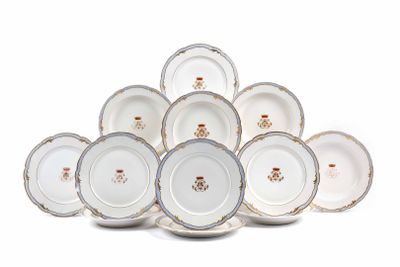 une pile d'assiettes blanches ornées de motifs dorés