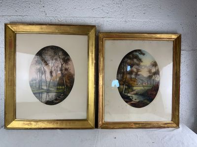 deux tableaux encadrés représentant des arbres et une rivière dans un cadre doré
