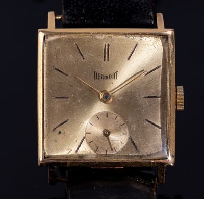 DERMONT, Montre homme boîtier carré en or jaune 18 carats so…