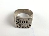 une image représentant une bague en argent ornée d'un motif