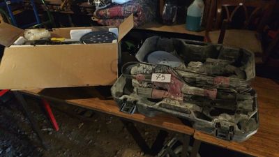 une boîte remplie d'objets assortis sur une table