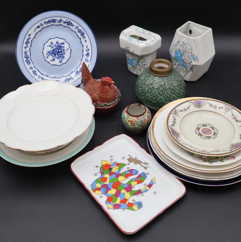Important lot de porcelaine : assiettes et poule en opaline