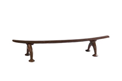 un banc en bois posé sur une surface blanche