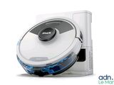 un robot aspirateur posé sur une table
