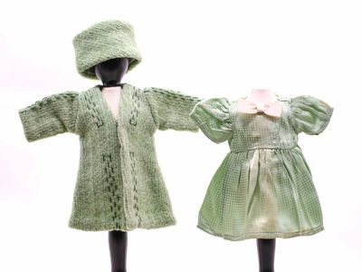 deux mannequins vêtus de vêtements verts et portant des chapeaux