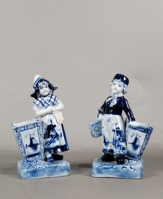 une paire de figurines en porcelaine bleue et blanche représentant un homme et une femme
