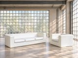 un canapé blanc et un fauteuil dans une pièce dotée de grandes fenêtres