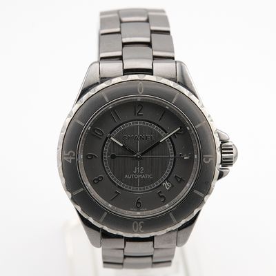 gros plan d'une montre-bracelet sur une surface blanche