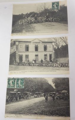 trois vieilles photos en noir et blanc représentant des personnes et des chevaux devant un bâtiment