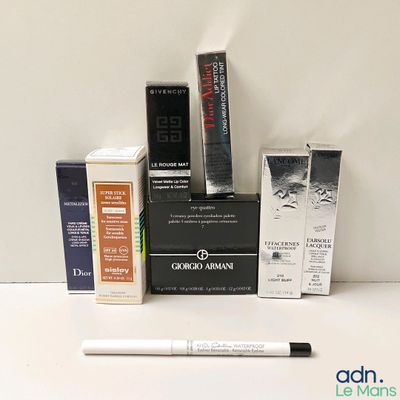 tout un tas de produits cosmétiques de toutes sortes sur la table