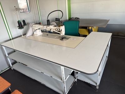une machine à coudre posée sur une table dans une pièce