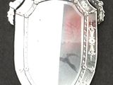 un miroir posé sur une surface noire
