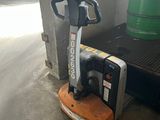 l'image d'une machine installée dans un garage