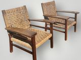 deux chaises en bois avec des assises tressées, sur fond gris