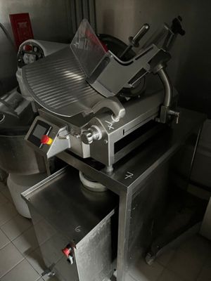 une machine posée sur le comptoir d'une cuisine