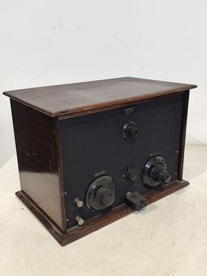une radio à l'ancienne posée sur une table blanche
