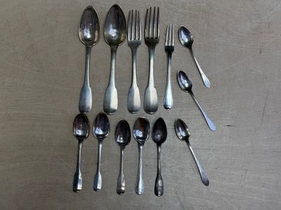 beaucoup de cuillères et de cuillères-cuillères sur la table