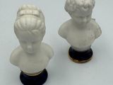 deux figurines représentant un garçon et une fille assis sur une table