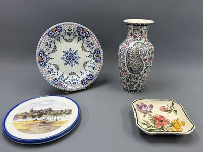 plusieurs types d'assiettes et de vases décoratifs disposés sur un fond gris