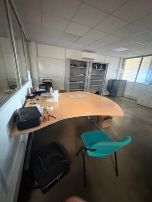 un bureau avec une chaise et un ordinateur portable dessus