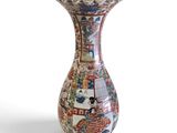 un vase sur lequel figure une photo de personnes