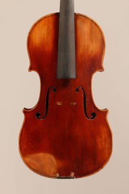 un vieux violon avec un archet accroché au dos