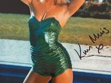une photo d'une femme en robe verte assise au bord d'une piscine