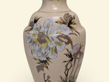 une image représentant un vase orné de fleurs peintes