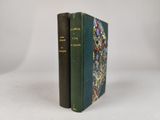deux livres posés l'un sur l'autre sur une surface blanche