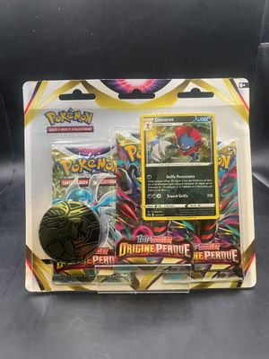 une boîte de cartes à collectionner Pokémon et une balle