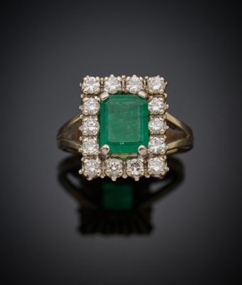 une bague en émeraude et diamant