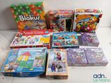 beaucoup de jouets et de jeux posés sur la table