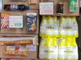 Des cartons de nourriture sont empilés les uns sur les autres devant un magasin