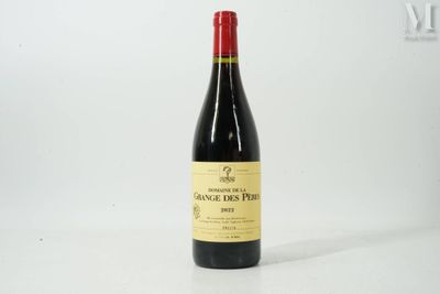 une bouteille de vin posée sur une table