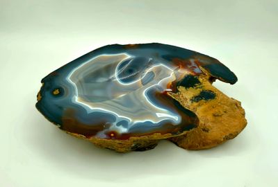 une photo d'un morceau d'agate posé sur une surface blanche