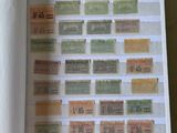 une photo d'un livre sur lequel sont posés beaucoup de billets anciens