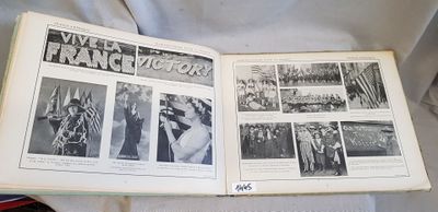 un livre ouvert sur lequel figurent des photos de personnes