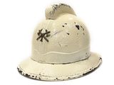 un casque de pompier blanc orné d'une libellule