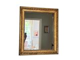 un miroir accroché au mur de la pièce
