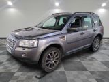 une photo d'une Land Rover grise garée dans un garage
