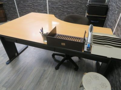 une photo d'un bureau recouvert de nombreux papiers