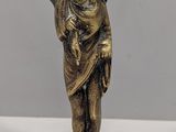une image représentant une statue d'un ange tenant un bébé dans ses bras
