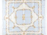une écharpe bleue et blanche ornée d'un motif de maillons dorés