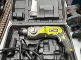 une perceuse filaire dans une boîte à outils posée sur une table