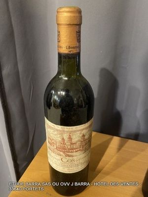 une bouteille de vin posée sur une table
