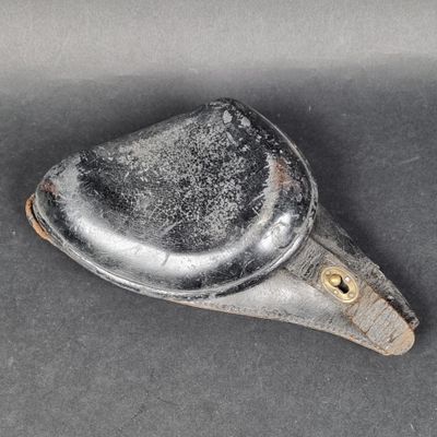 gros plan d'un objet métallique sur une surface noire